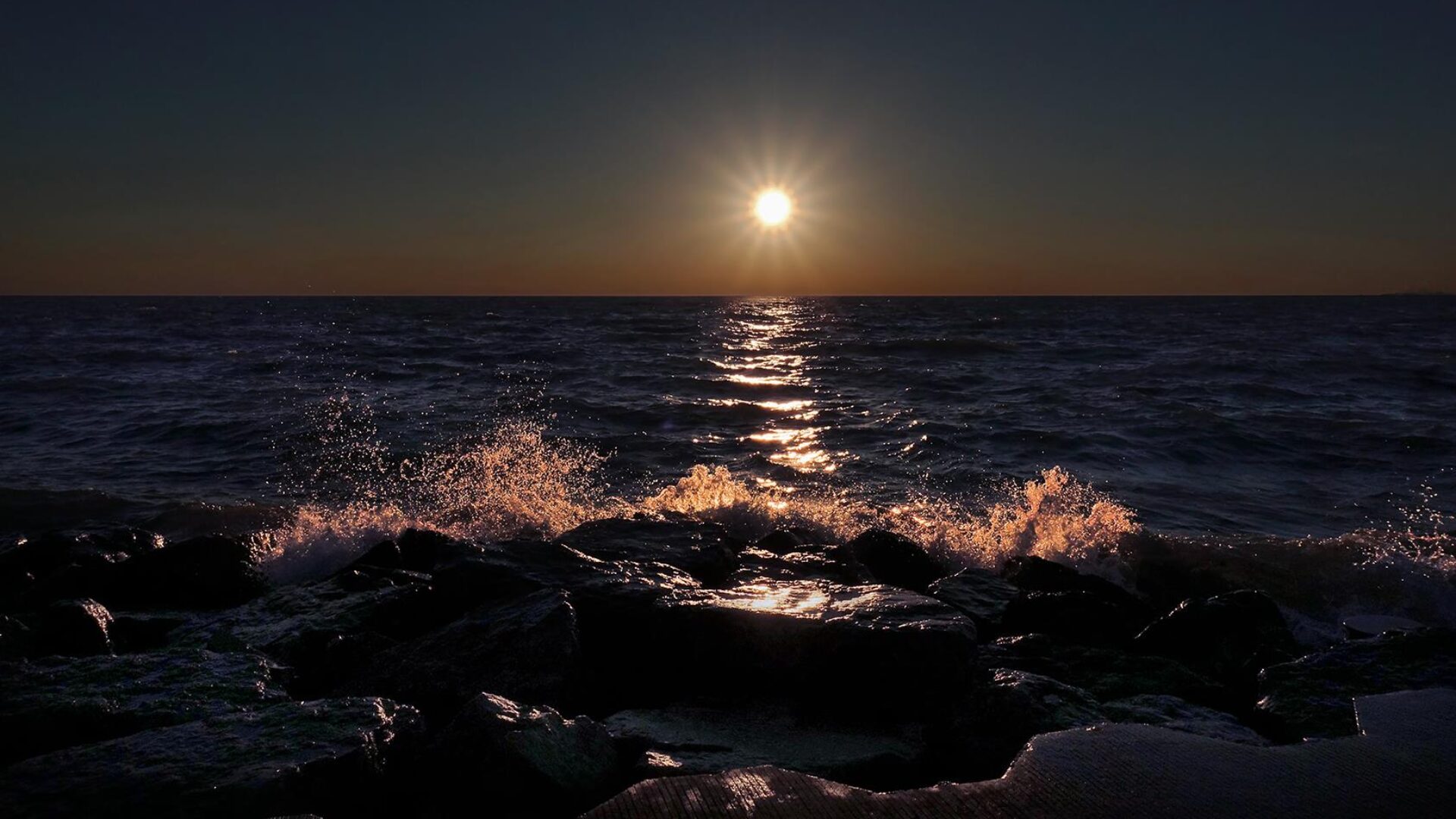 JPEG image of Lake Michigan by Chicago photographer David Travis.